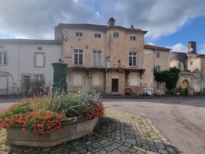 achat vente Hôtel Particulier Renaissance a vendre  ISMH en totalité , grande grange Bourbonne-les-Bains , dans un village Renaissance VOSGES LORRAINE