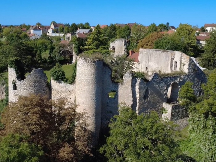 achat vente Ruines majestueuses médiévales et son logis a vendre ISMH Charroux , à proximité, 32km Vichy, 12km A71 PUY DE DOME AUVERGNE
