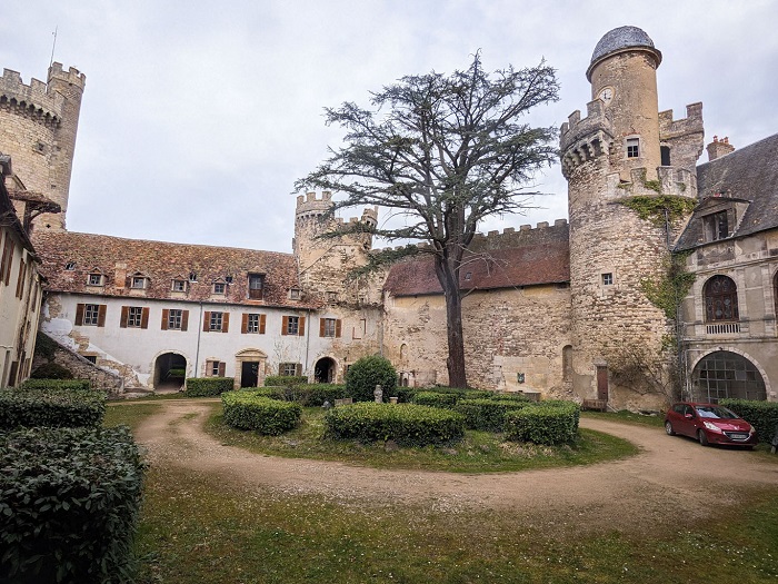 achat vente Légendaire Forteresse Médiévale a vendre  Classée et Inscrite Monument Historique , dépendances Veauce , sur son éperon rocheux ALLIER AUVERGNE