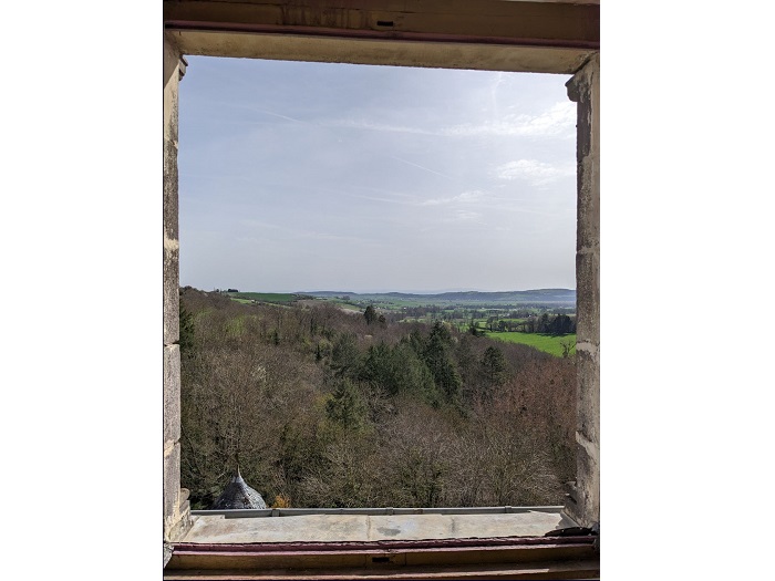 achat vente Légendaire Forteresse Médiévale a vendre  Classée et Inscrite Monument Historique , dépendances Veauce , sur son éperon rocheux ALLIER AUVERGNE