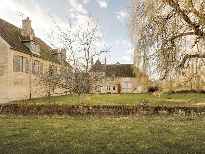 achat vente Demeure de Caractère a vendre ISMH à restaurer , dépendance, pigeonnier XVIIIème Gy , à proximité immédiate, 30 mn TGV HAUTE SAONE FRANCHE COMTE