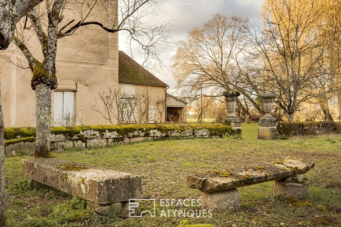 achat vente Demeure de Caractère a vendre ISMH à restaurer , dépendance, pigeonnier XVIIIème Gy , à proximité immédiate, 30 mn TGV HAUTE SAONE FRANCHE COMTE