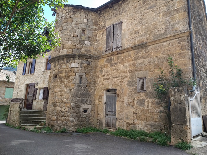 achat vente Ancienne Maison-Forte a vendre inscrite Monument Historique en totalité à restaurer , grandes caves, puits Mende à 25 mn, dans un village historique, jolies vues LOZERE LANGUEDOC ROUSSILLON