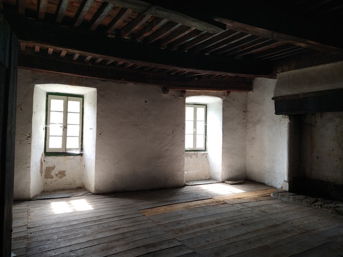 achat vente Ancienne Maison-Forte a vendre  inscrite Monument Historique en totalité à restaurer , grandes caves, puits Mende   à 25 mn, dans un village historique, jolies vues LOZERE LANGUEDOC ROUSSILLON