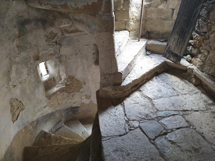 achat vente Ancienne Maison-Forte a vendre  inscrite Monument Historique en totalité à restaurer , grandes caves, puits Mende   à 25 mn, dans un village historique, jolies vues LOZERE LANGUEDOC ROUSSILLON