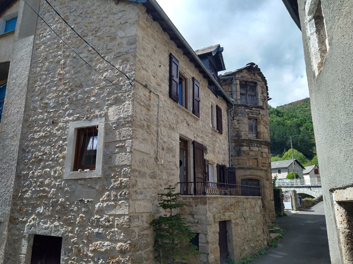achat vente Ancienne Maison-Forte a vendre  inscrite Monument Historique en totalité à restaurer , grandes caves, puits Mende   à 25 mn, dans un village historique, jolies vues LOZERE LANGUEDOC ROUSSILLON