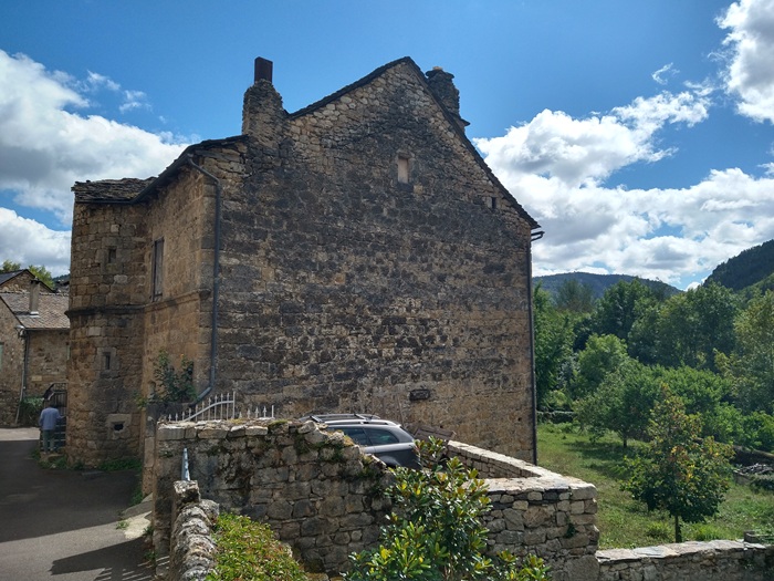 achat vente Ancienne Maison-Forte a vendre  inscrite Monument Historique en totalité à restaurer , grandes caves, puits Mende   à 25 mn, dans un village historique, jolies vues LOZERE LANGUEDOC ROUSSILLON