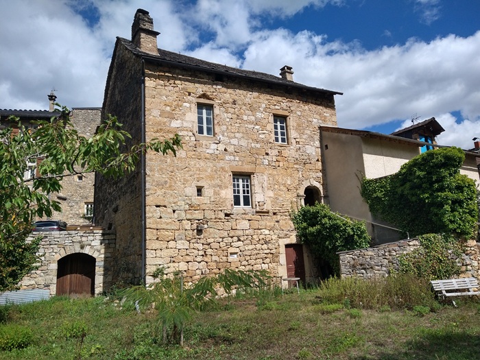 achat vente Ancienne Maison-Forte a vendre  inscrite Monument Historique en totalité à restaurer , grandes caves, puits Mende   à 25 mn, dans un village historique, jolies vues LOZERE LANGUEDOC ROUSSILLON