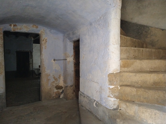 achat vente Ancienne Maison-Forte a vendre  inscrite Monument Historique en totalité à restaurer , grandes caves, puits Mende   à 25 mn, dans un village historique, jolies vues LOZERE LANGUEDOC ROUSSILLON