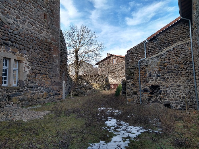achat vente Donjon Médiéval a vendre  Inscrite Monument Historique à restaurer , bûcher, puits Le Puy-en-Velay  et aérodrome à 15 mn (Paris 1h10) HAUTE LOIRE AUVERGNE