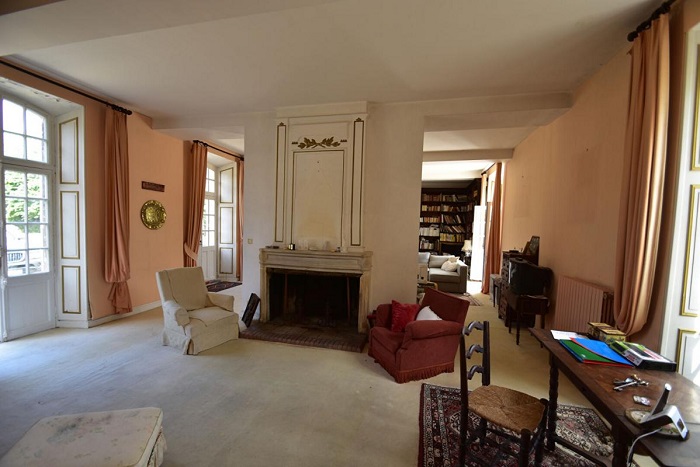 achat vente Château Classique a vendre , inscrit ISMH , chapelle, dépendances Mazeray , à 45 mn de La Rochelle et 1 h de Bordeaux CHARENTE MARITIME POITOU CHARENTES