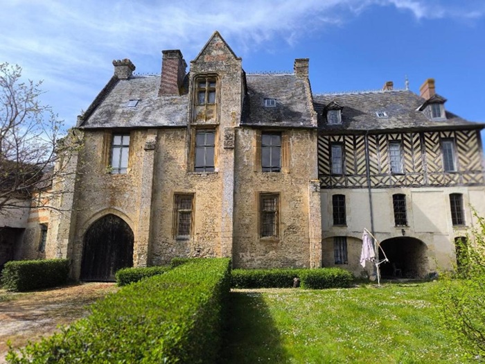 achat vente Château Médiéval a vendre inscrit ISMH , dépendances La Houblonnière , 30 mn Deauville CALVADOS NORMANDIE